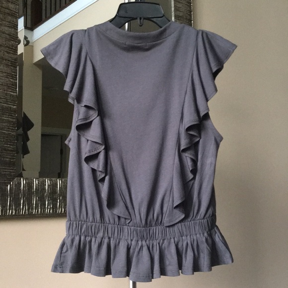 ✨NEW✨LAST 4✨Gray Ruffle Top - Picture 7 of 8